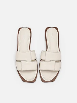 Iza Flat Sandals